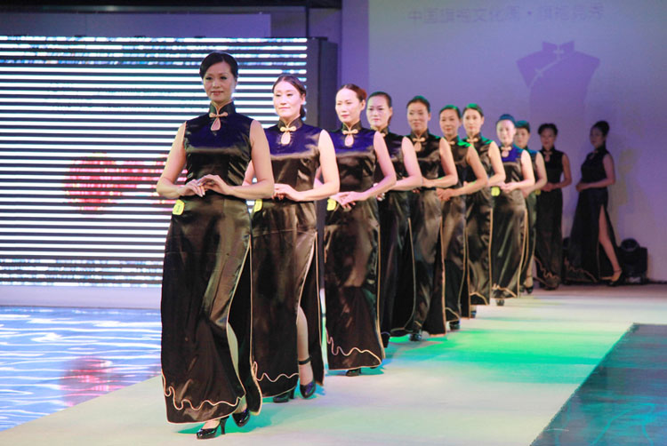 Des mannequins fans de la Qipao à Nanjing, le 12 octobre 2013. [Photo/Xinhua]