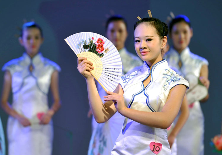 Des mannequins fans de la Qipao à Nanjing, le 12 octobre 2013. [Photo/Xinhua]