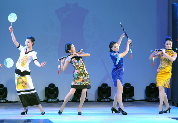 Des mannequins fans de la Qipao à Nanjing, le 12 octobre 2013. [Photo/Xinhua]