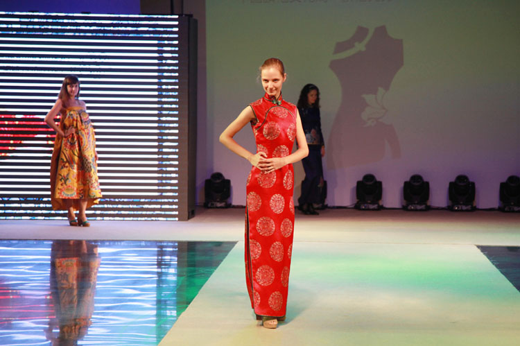 Des mannequins fans de la Qipao à Nanjing, le 12 octobre 2013. [Photo/Xinhua]