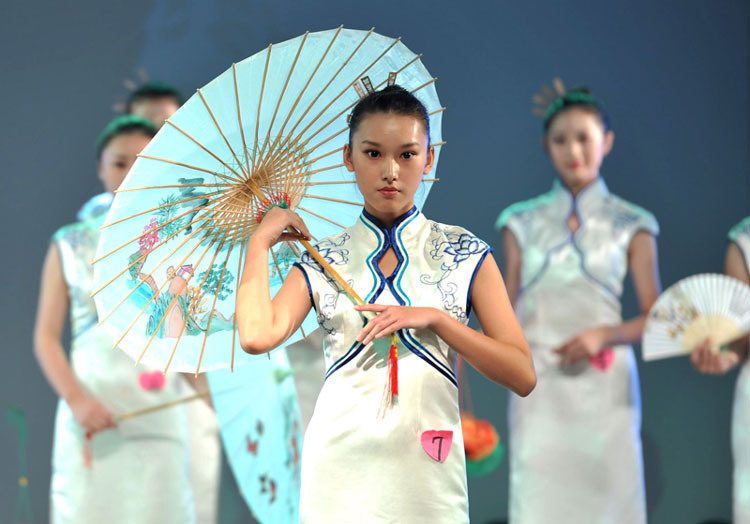 Des mannequins fans de la Qipao à Nanjing, le 12 octobre 2013. [Photo/Xinhua]