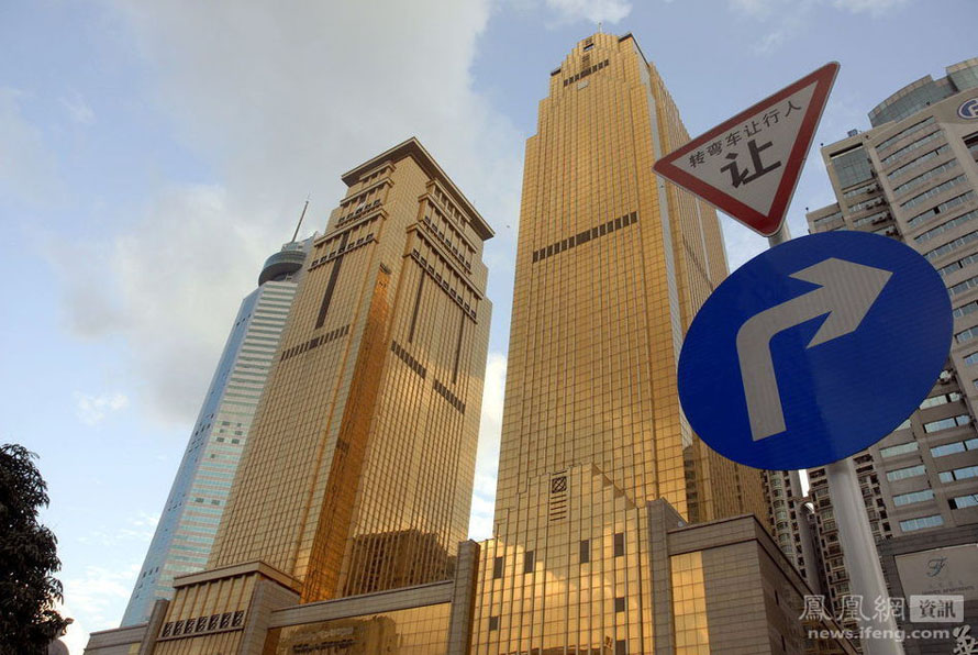 Le 23 mai 2007 à Shenzhen, dans la Province du Guangdong. Les Tours Dorées, les appartements résidentiels les plus luxueux de la ville.