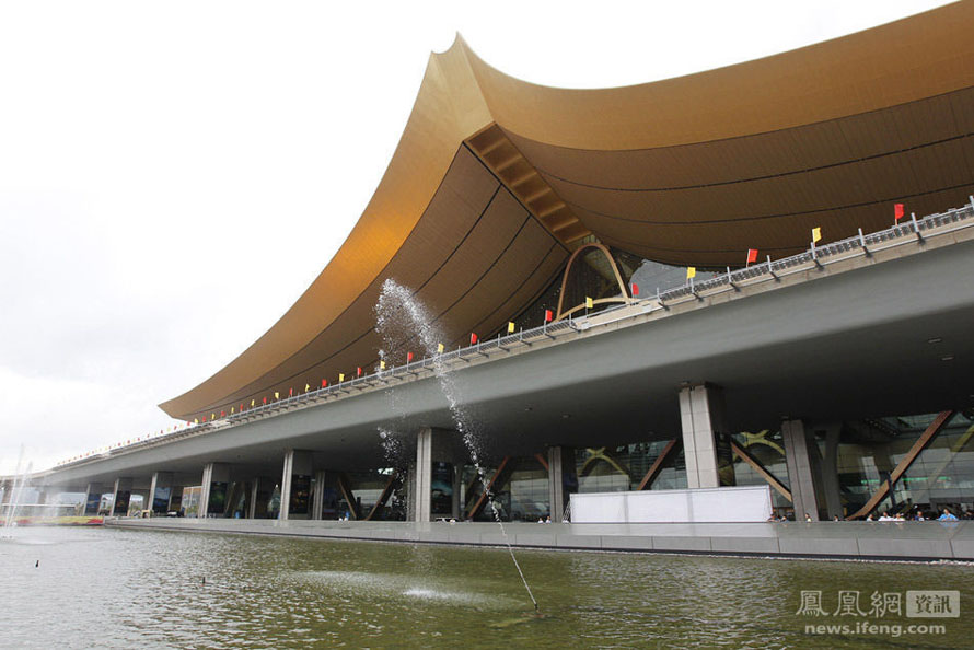 L'aéroport international Changshui de Kunming, capitale de la Province du Yunnan. Vu d'en haut, le nouveau batiment principal de l'aéroport ressemble à un avion, mais aussi aux ailes d'un phénix doré. Photo / Yang Zheng 