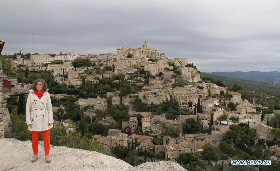 Photo prise le 12 octobre 2013 montrant une vue du village de Gordes. Gordes est classé parmi les plus beaux villages de France grace à son patrimoine riche et varié.