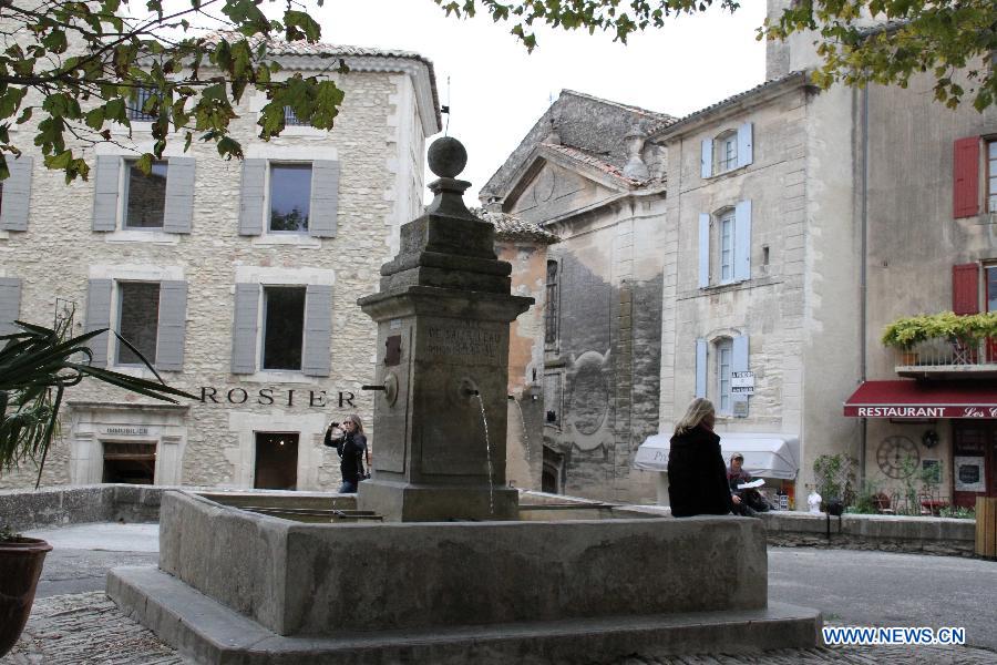 Photo prise le 12 octobre 2013 montrant une rue de la village de Gordes. Gordes est classé parmi les plus beaux villages de France grace à son patrimoine riche et varié.