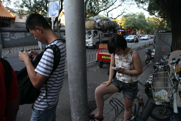 Le portable est devenu indispensable, dans les rues de Beijing , le 30 ao?t 2013.