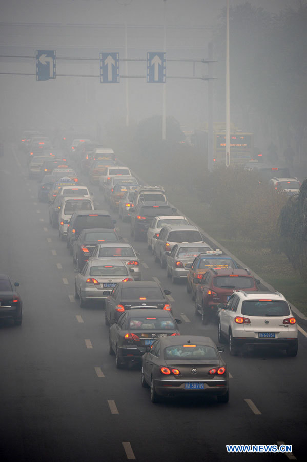 Chine : un épais smog entra?ne la fermeture des écoles et des autoroutes à Harbin (2)