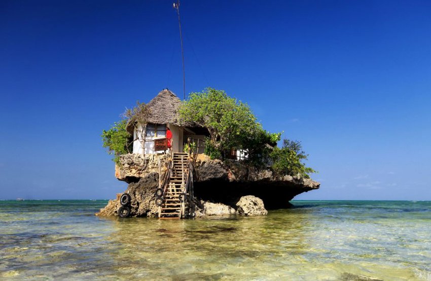 Afrique de l'est : un homme construit un restaurant sur les rochers