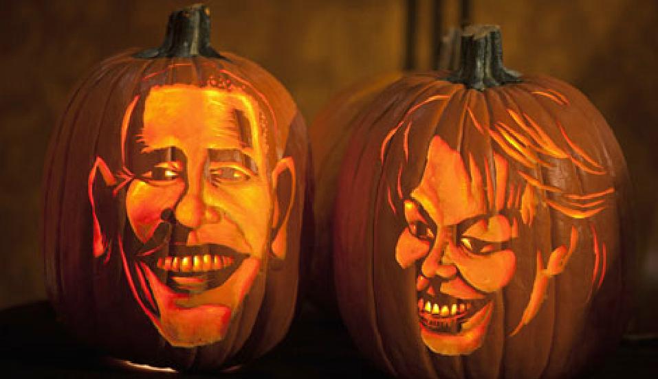 Deux citrouilles sculptées à l'effigie du président américain Barack Obama et de la première dame présentes au musée Madame Tussauds à New York, le 22 octobre 2013.