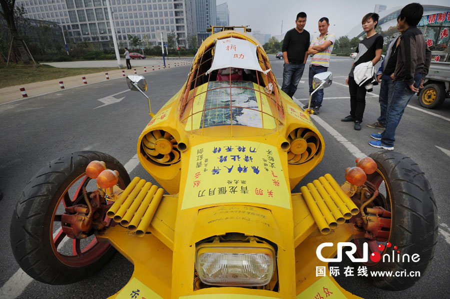 Il traverse la Chine au volant de sa ? voiture-avion ? (5)