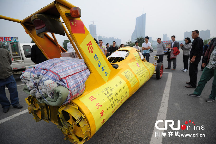 Il traverse la Chine au volant de sa ? voiture-avion ? (4)