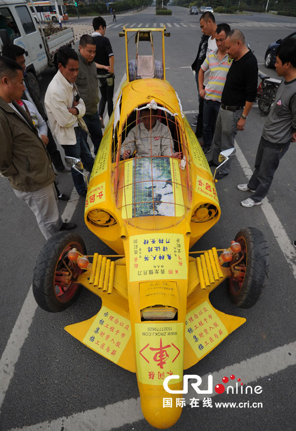 Il traverse la Chine au volant de sa ? voiture-avion ? (3)