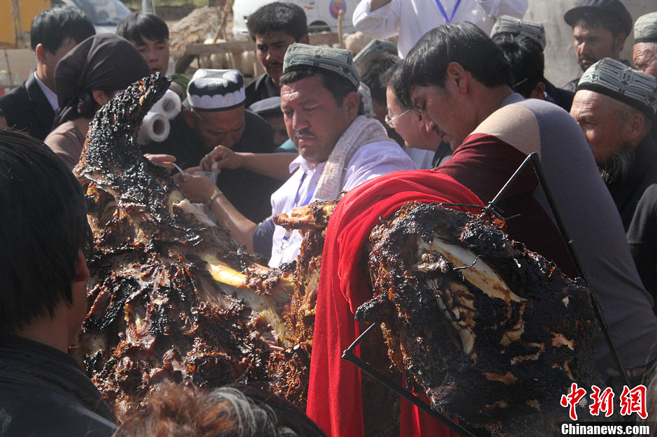 Un chameau r?ti dans une fête au Xinjiang (3)