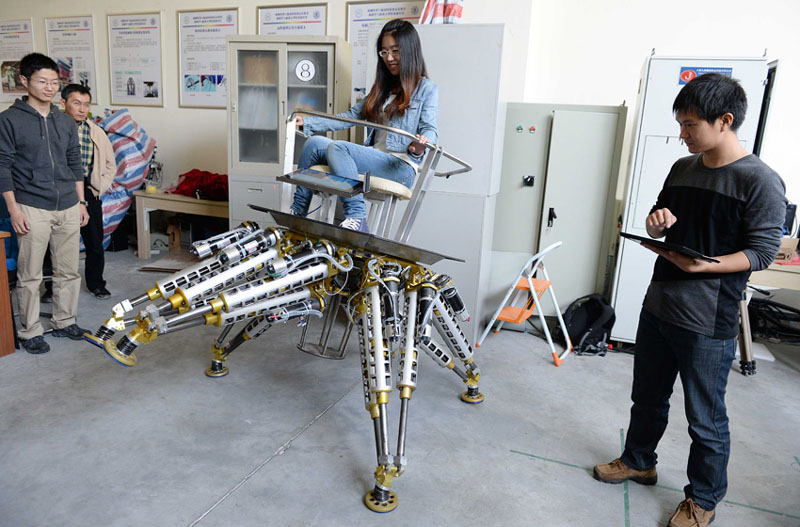 Lundi 28 octobre, dans un laboratoire de l'Institut d'ingénierie mécanique de l'Université Jiaotong de Shanghai, une membre de l'équipe à bord du ? Poulpe à six bras ? pour un essai. (Photo : Xinhua/Lai Xinlin)