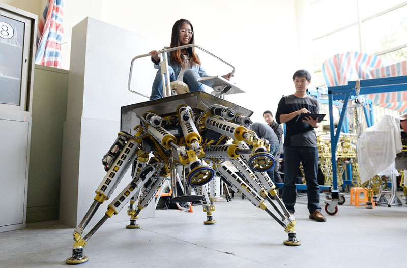 Lundi 28 octobre, dans un laboratoire de l'Institut d'ingénierie mécanique de l'Université Jiaotong de Shanghai, une membre de l'équipe à bord du ? Poulpe à six bras ? pour un essai. (Photo : Xinhua/Lai Xinlin)