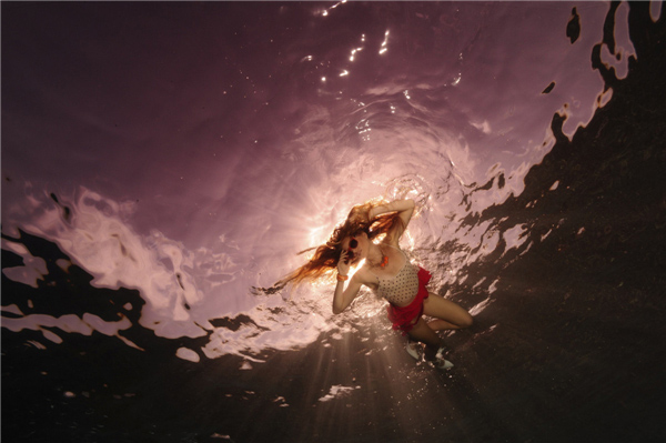 Un mannequin pose dans l'eau lors d'une séance de photos sous-marines en Mer Rouge au large de la ville balnéaire d'Eilat, dans cette image prise le 21 octobre 2013. [Photo / agences]