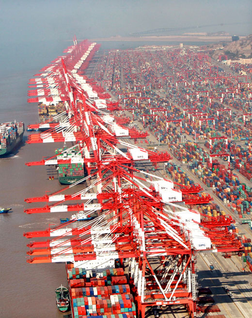 Un cliché, pris le 29 octobre à bord d'un hélicoptère de patrouille, d'un quai de conteneurs du  port de Yangshan de la ZLE de Shanghai. (Photo/Xinhua/Fan Jun)