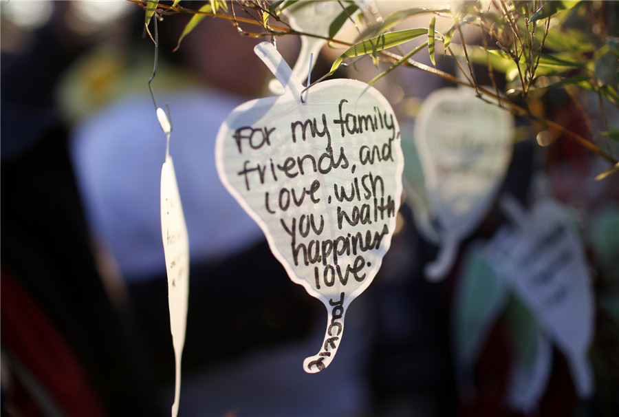 Un message est attaché à un arbre de notes de prière lors d'une manifestation destinée à commémorer le premier anniversaire de l'ouragan Sandy dans l'arrondissement de Staten Island de la ville de New York, le 29 octobre 2013.