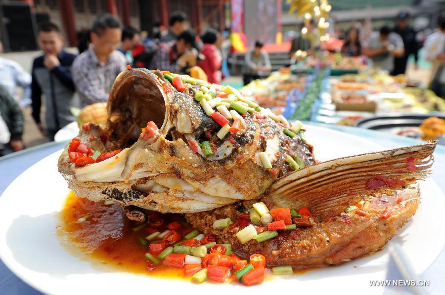 Une image, prise le 30 octobre, d'un plat composé d'une grosse tête de poisson, lors d'un concours de cuisine organisé le 30 octobre dans le district de Wan'an, la province chinoise du Jiangxi. (Photo/Xinhua/Zhou Ke)