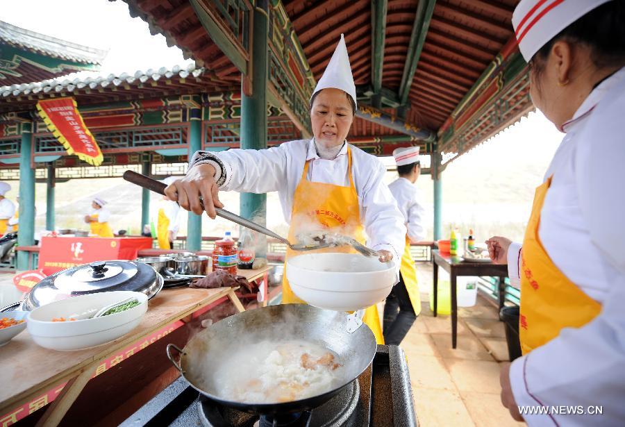 Un candidat en pleine préparation, lors d'un concours de cuisine de poisson organisé le 30 octobre dans le district de Wan'an, la province chinoise du Jiangxi. (Photo : Xinhua/Zhou Ke)