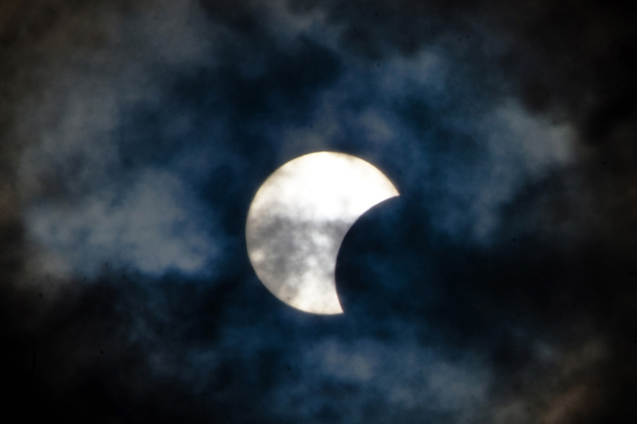 L'éclipse solaire partielle vue de l'?le de Tenerife, aux Canaries, en Espagne, le 3 novembre 2013. 