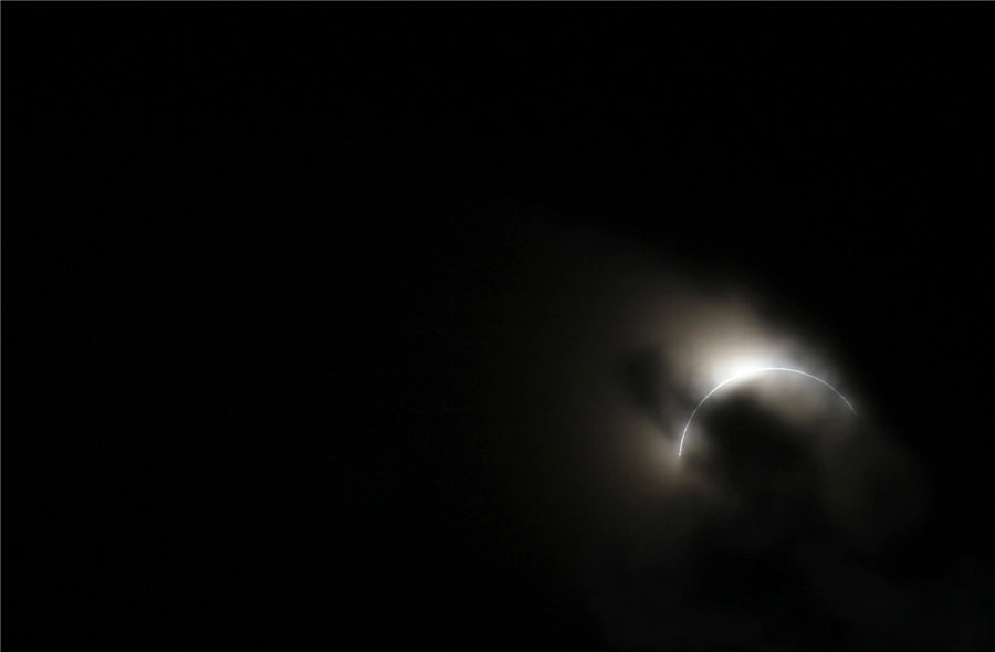 La Lune bloque le soleil pendant quelques secondes avant une éclipse solaire totale dans le Parc national de Sibiloi, situé sur les rives du lac Turkana, au Kenya, le 3 novembre 2013. 