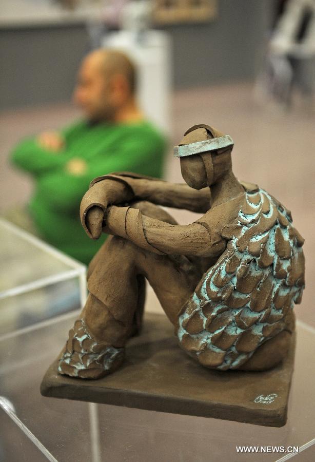 Un visiteur regarde des objets exposés lors d'une foire d'art dans le cadre de la 32e Foire internationale de livres d'Istanbul, en Turquie, le 3 novembre 2013.