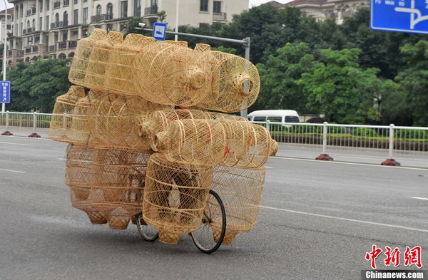 Fuzhou : un homme joue l'acrobate dans la rue  (2)