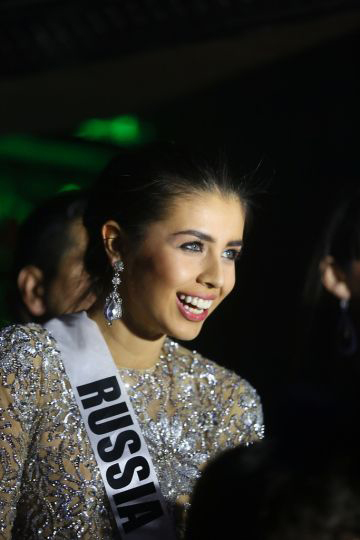 Les candidates de Miss Univers sortent en bo?te à Moscou (9)