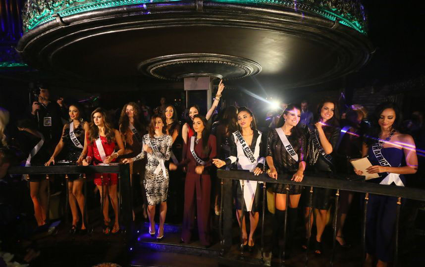 Les candidates de Miss Univers sortent en bo?te à Moscou (8)