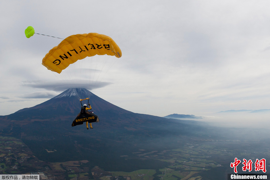 Le ??jetman?? suisse Yves Rossi ajoute le Mont Fuji à son tableau de chasse (7)