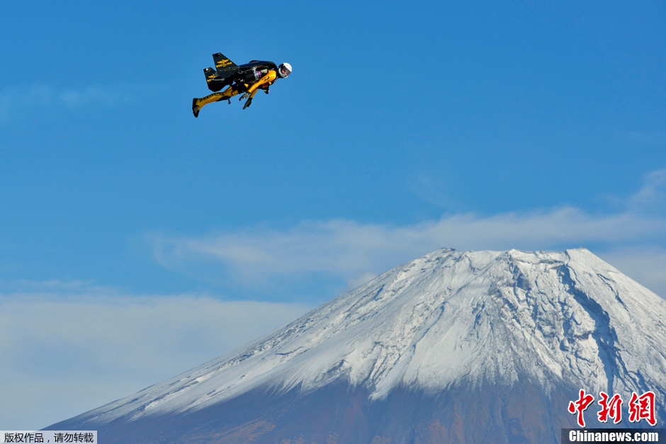 Le ??jetman?? suisse Yves Rossi ajoute le Mont Fuji à son tableau de chasse (3)