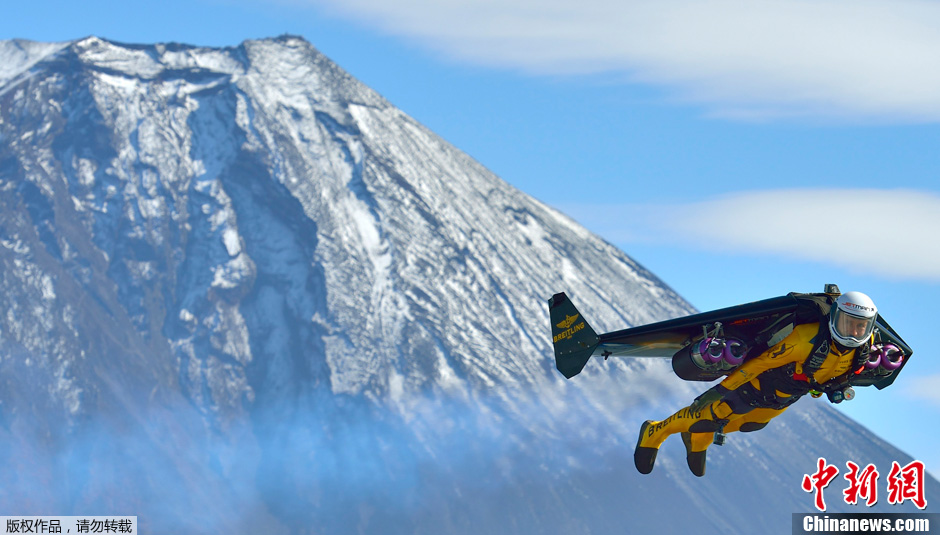 Le ??jetman?? suisse Yves Rossi ajoute le Mont Fuji à son tableau de chasse