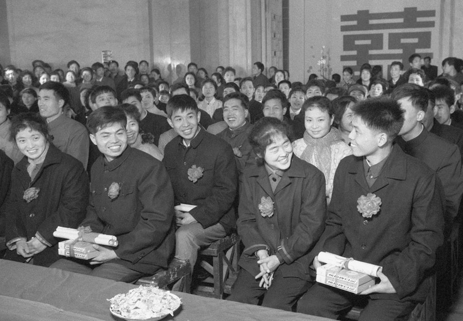 Cinquante-neuf couples lors d'un mariage de groupe à Wuhan, dans la Province de Hubei en Chine centrale en 1979. Le mariage est considéré comme un chapitre important de la vie pour le peuple chinois. En Chine, la cérémonie de mariage a connu de grands changements au cours des dernières 35 années qui ont connu une croissance rapide depuis la réforme et l'ouverture, ce qui reflète les changements politiques, économiques et culturelles du pays. [Photo / Xinhua]