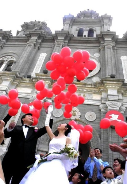 Le 12 mai 2001, une cérémonie de mariage d'un jeune couple chinois a eu lieu dans l'église catholique de Wangfujing à Beijing. 