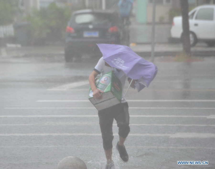 Typhoon Haiyan. Le super-typhon Haiyan, de force 5, a touché les Philippines vendredi 8 novembre. Plusieurs centaines de milliers de Philippins se retrouvent sans abri. Après le passage sur le Vietnam, le super-typhon Haiyan a touché la c?te sud de la Chine lundi matin, avec des vents forts et apportant des trombes d'eau.Plusieurs personnes ont trouvé la mort dans la province chinoise de Hainan.