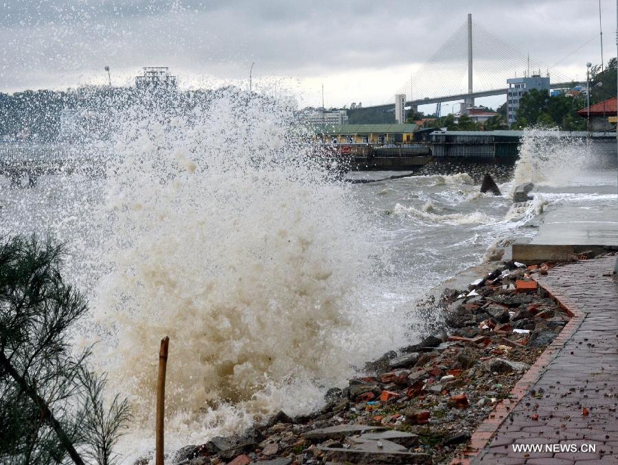 Typhoon Haiyan. Le super-typhon Haiyan, de force 5, a touché les Philippines vendredi 8 novembre. Plusieurs centaines de milliers de Philippins se retrouvent sans abri. Après le passage sur le Vietnam, le super-typhon Haiyan a touché la c?te sud de la Chine lundi matin, avec des vents forts et apportant des trombes d'eau.Plusieurs personnes ont trouvé la mort dans la province chinoise de Hainan. 