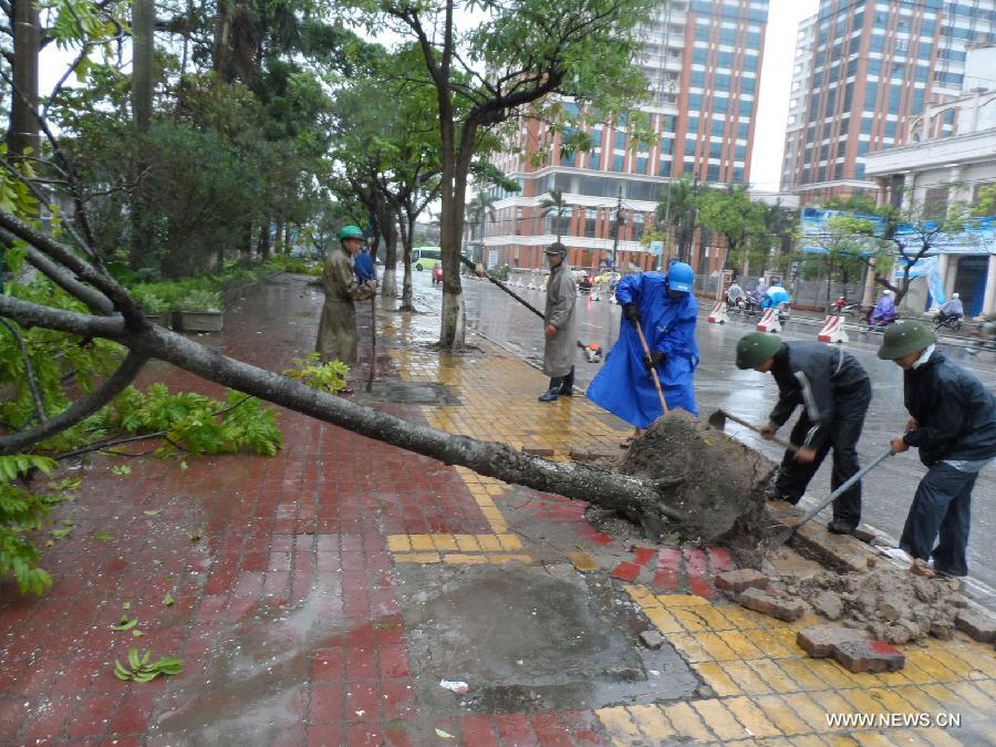 Typhoon Haiyan. Le super-typhon Haiyan, de force 5, a touché les Philippines vendredi 8 novembre. Plusieurs centaines de milliers de Philippins se retrouvent sans abri. Après le passage sur le Vietnam, le super-typhon Haiyan a touché la c?te sud de la Chine lundi matin, avec des vents forts et apportant des trombes d'eau.Plusieurs personnes ont trouvé la mort dans la province chinoise de Hainan. 