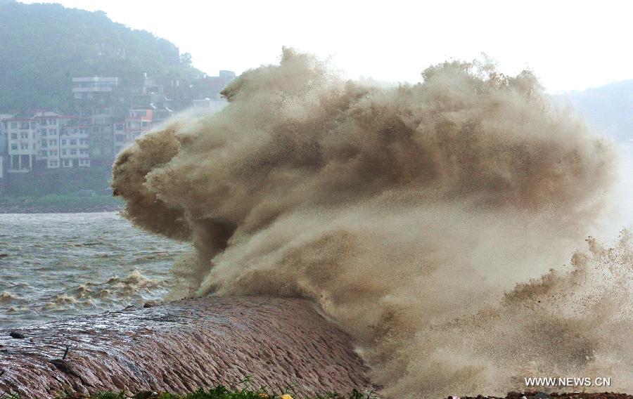 Typhoon Soulik. Photo prise le 13 juillet 2013 montrant une énorme vague sur la digue de mer de Wu'ao dans le comté de Puxia, dans la province de Fujian du (sud-est). (Xinhua/Zhang Guojun)