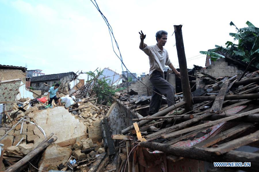 Typhon Utor. Liu Jinqing, un villageois du village Xinwei, cherche les nécessités de la vie dans sa maison détruite par les inondations dans la ville de Guiping, dans la région autonome Zhuang du Guangxi, le 20 ao?t 2013. Le typhon Utor a affecté 1,2861 millions de personnes et tué 15 au Guangxi, selon le ministère de l'administration civile locale. (Xinhua/Zhou Hua)