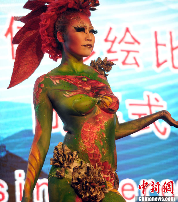 Un mannequin lors d'un défilé de peinture corporelle baptisé ?Mythes chinois? le 11 novembre 2013 à Wuhan dans la province chinoise du Hubei. (Photo/CNS)