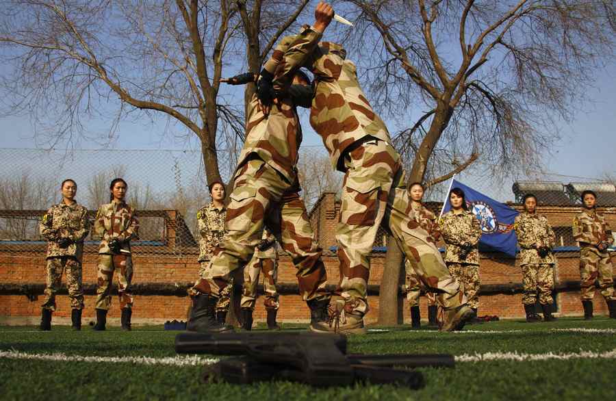 Les camps d'entra?nement de gardes du corps féminins en Chine demandent souvent à celles-ci d'apprendre à supporter des bouteilles brisées sur leur tête, à contrer des assaillants armés de couteaux et d'être écrasées la face plongée dans l'eau. Les recrues apprennent également les man?uvres d'évitement en voiture et de reconnaissance avancée. [Photo / agences]