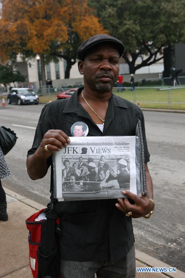 Royale Houston vend des copies des reportages anciens sur l'assassinat de l'ancien président américain John F. Kennedy dans la Dealey Plaza à Dallas, aux Etats-Unis, le 21 novembre 2013. Des Américains se sont rassemblés jeudi dans la Dealey Plaza pour commémorer l'ancien président américain John F. Kennedy, assassiné il y a 50 ans. (Xinhua / Chanson Qiong)