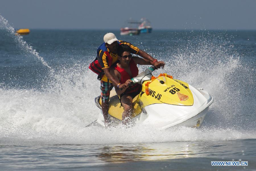 Des touristes sur la plage Baga à Goa, dans le sud-ouest de l'Inde, le 22 novembre 2013. La haute saison touristique a commencé à Goa en novembre. Des plages et un climat doux en hiver font de Goa un des meilleures destinations touristiques dans le sud de l'Inde, attirant des touristes nationaux et internationaux.