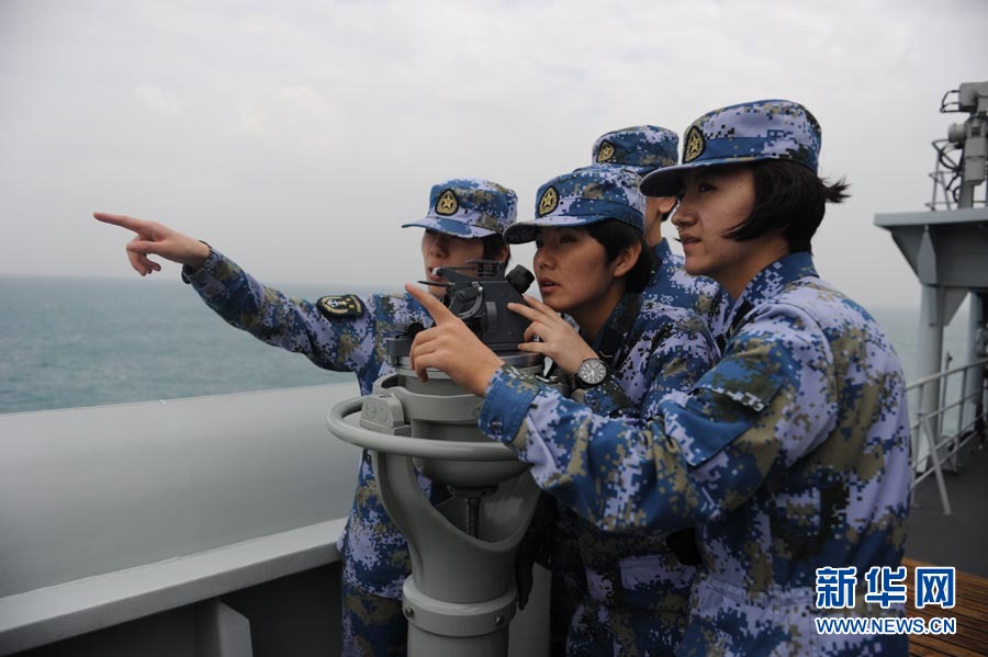 Le porte-avions chinois à quai à Sanya (5)