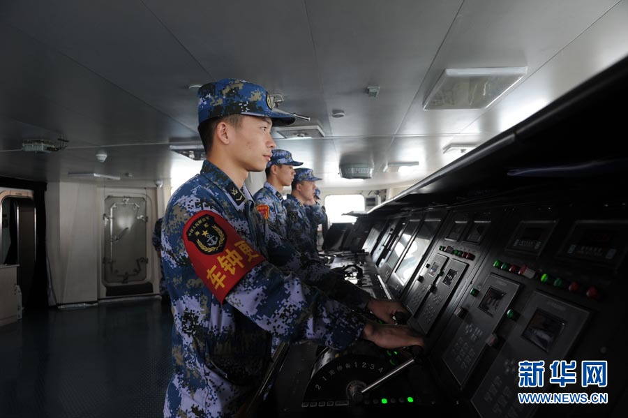 Le porte-avions chinois à quai à Sanya (3)