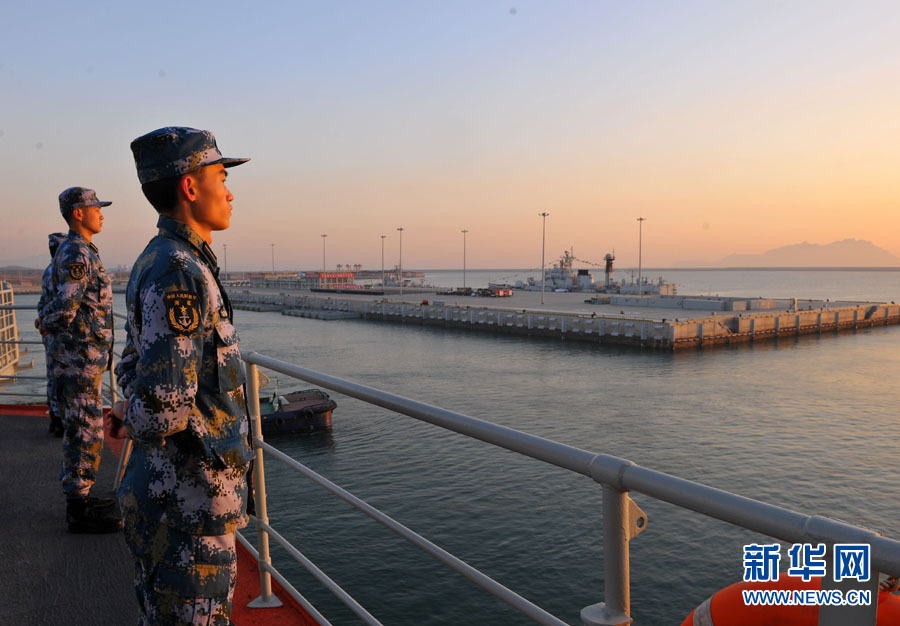 Le porte-avions chinois à quai à Sanya