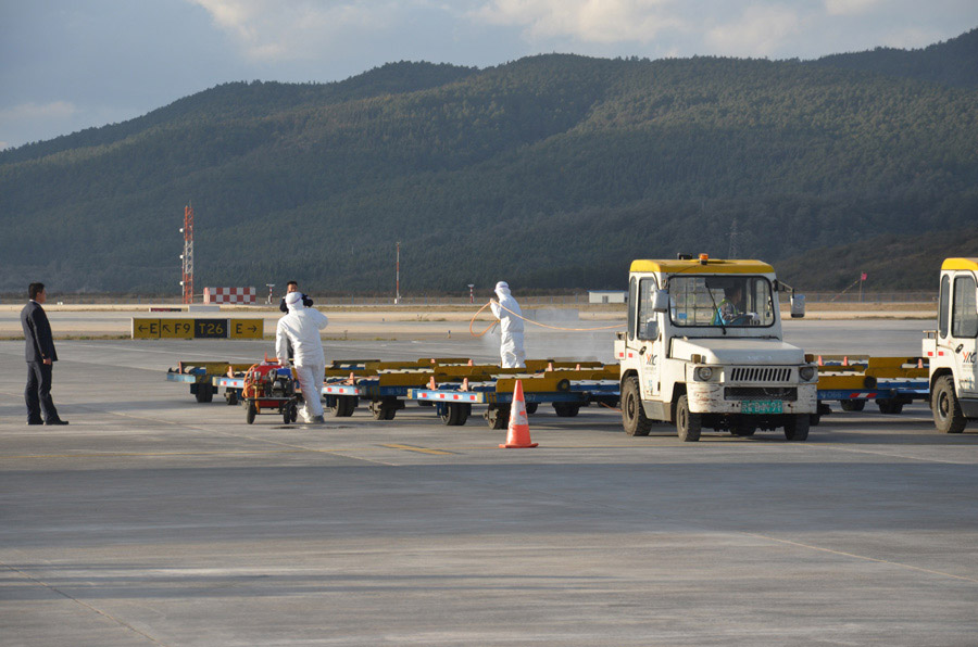 Les agents chargés de la quarantaine à l'aéroport international Changshui à Kunming, province du Yunnan 26 novembre 2013. [Photo : Hu Yongqi/chinadaily.com.cn] 