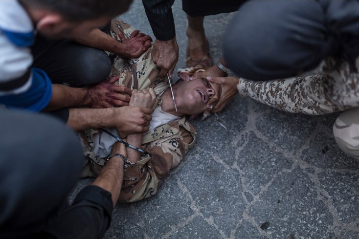 Le 31 ao?t 2013, à Keferghan, un village près de la ville d'Alep en Syrie, un homme est exécuté au quatrième jour d'une opération de décapitation menée par une milice syrienne. Photo prise par Emin ?zmen.