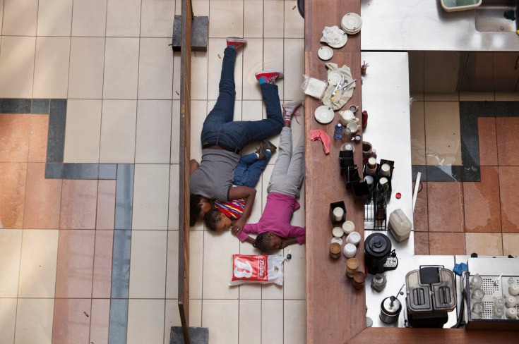 Le 21 septembre, une femme et deux enfants se cachent allongés sur le sol lors de l'attentat du centre commercial Westgate à Nairobi. Photo prise par Tyler Hicks.